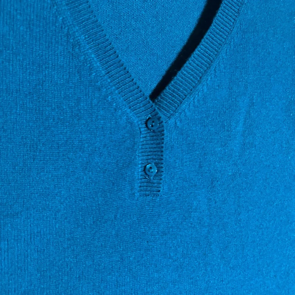 Madison Studio 1X 100% Cashmere Teal Knitwear.V-neck.Slight fix made on front. - Picture 5 of 6
